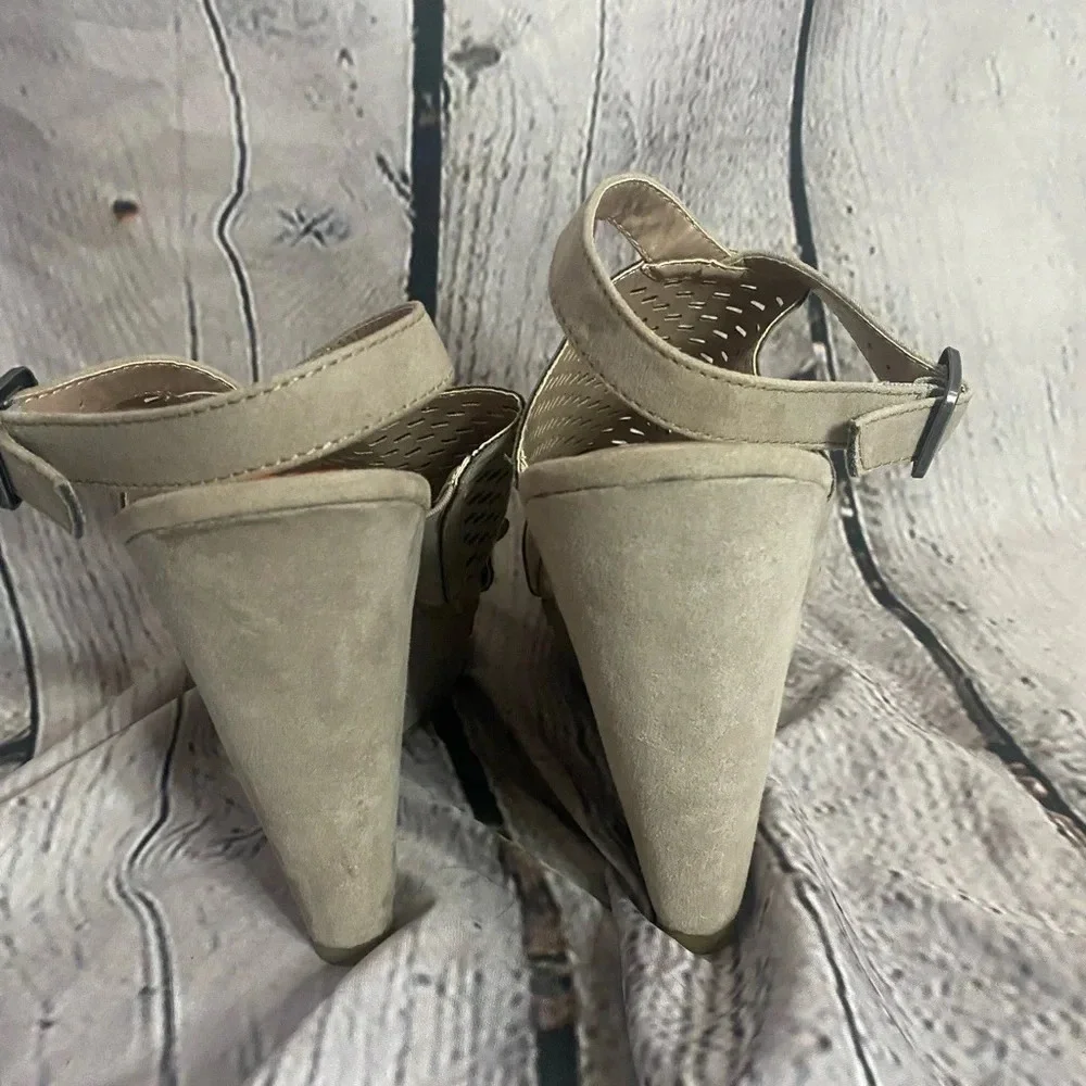 5/$20 Madden Girl Platform Faux Suede Laser Cut Wedges Taupe Nude‎ Wmns 9.5 NWOT